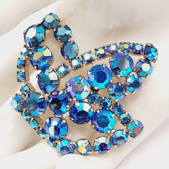Vintage Blue Aurora Borealis Rhinestone Leaf Brooch, Openwork Rhodium Plated - Picture 2 of 10